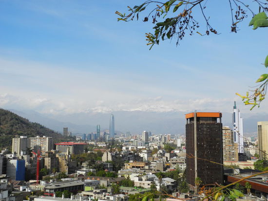 Darauf haben wir gewartet. Am 3. Tag zeigt sich Santiago mit den schneebedeckten Bergen im Hintergrund.