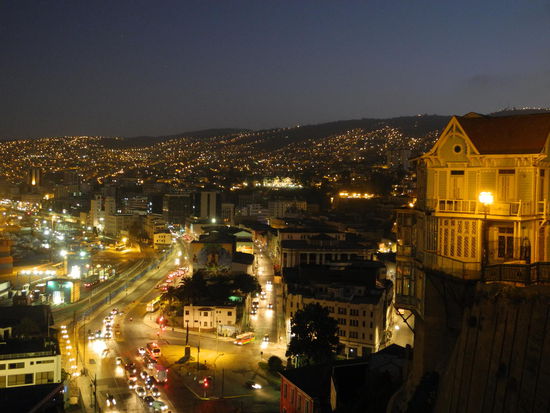 Auf Wiedersehen Valparaiso, morgen reisen wir weiter nach Santiago de Chile.
Im Busterminal von Valparaiso kauften wir ein Ticket nach Santiago, zehn Minuten später saßen wir im Bus, der uns in zwei Stunden in Chiles Hauptstadt brachte.