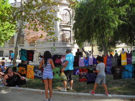 Heute, am Sonntag ist Flohmarkt, im Park Nähe der Museums herrscht buntes Treiben mit vielen Familien.
