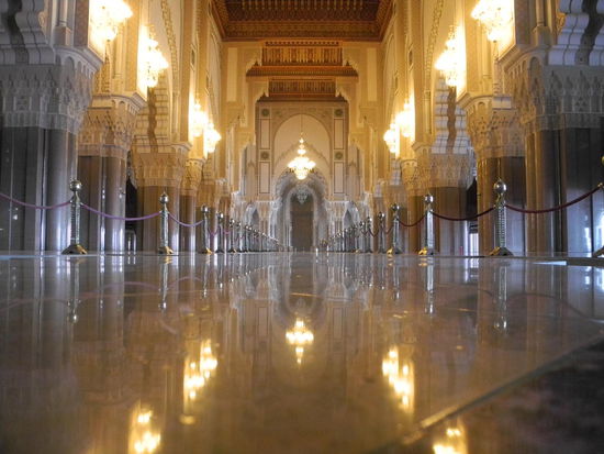 Der eindrucksvolle Innenraum, die Frauen beten oben.