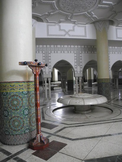 Im Untergeschoss des religiösen Gebäudes befinden sich riesige Waschräume mit 124 Brunnen damit sich die Gläubigen vor dem Gebet reinigen können.