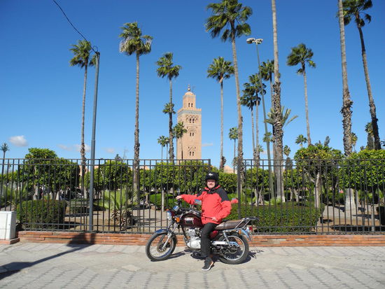 Zuerst besuchen wir die Koutoubia Moschee, welche leider nur von außen besichtigt werden kann. Das Minarett gilt als Wahrzeichen von Marrakesch und ist schon von weitem zu sehen.