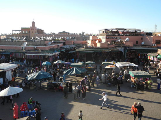 Das ganze Schauspiel können wir wunderbar von der Dachterasse eines Kaffees beobachten!