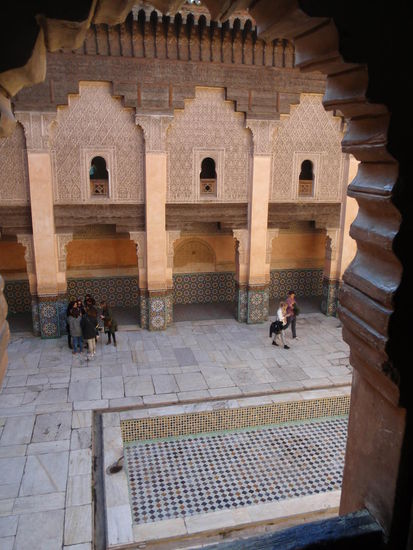 Der Innenhof mit dem großen Wasserbecken