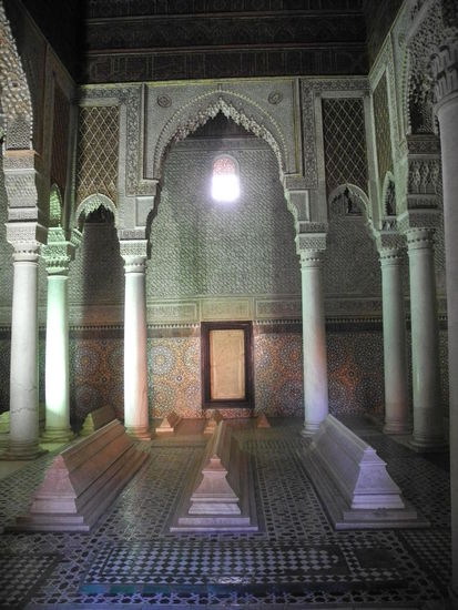 Als nächstes gehen wir zu den Saadiergräbern, der Eingang wurde erst 1917 wieder entdeckt.  Die Saadier waren die letzte Dynastie vor der noch heute herrschenden Alaouiten-Familie.