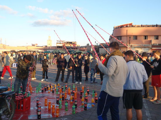 Jung und alt haben den größten Spaß an Geschicklichkeitsspielen.