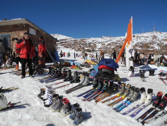 Bevor man auf die Piste geht, kann die komplette Ausrüstung inclusive der  Skikleidung  ausgeliehen werden.