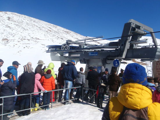 Dreiviertel der Sesselliftbenutzer sind Fußgänger und nur ein Viertel sind Skifahrer, entsprechend lange sind die Wartezeiten. In drei Stunden schaffen wir maximal zwei Skiabfahrten.