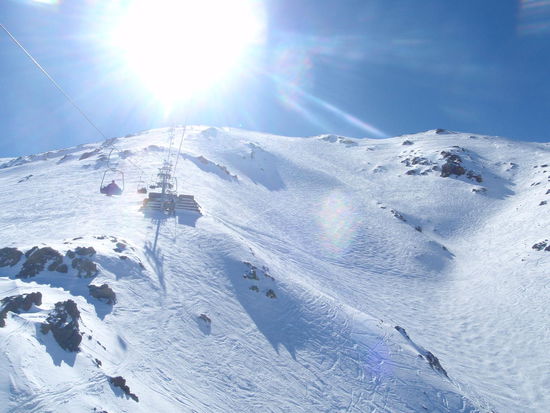Bei herrlichem Sonnenschein und Pulverschnee schweben wir auf den 3265 m hohen Gipfel des Skigebietes.