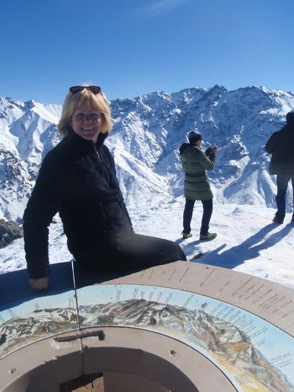 Wir genießen die grandiose Aussicht auf die Berge des hohen Atlas.