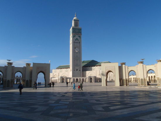 Die Hassan II Moschee mit ihrem riesigen Vorplatz