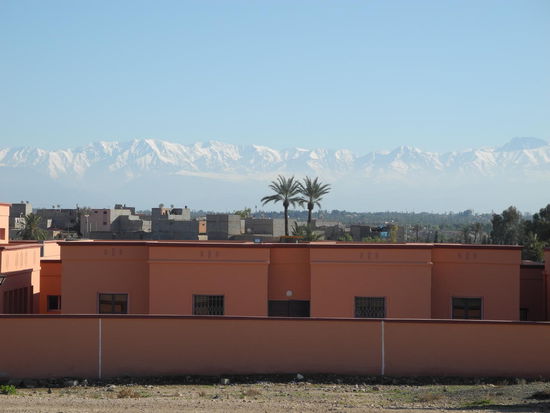 Wir verlassen Marrakesch und fahren entlang der 
schneebedeckten Andenkette nach Essaouira.