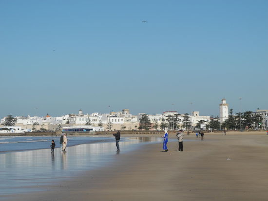 Am nächsten Morgen gehen wir am Strand entlang in die Stadt.