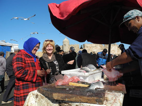 Wir lassen uns von einer Marokkanerin beraten, welchen Fisch wir nehmen sollen. Dieser wird fachmännisch filetiert.