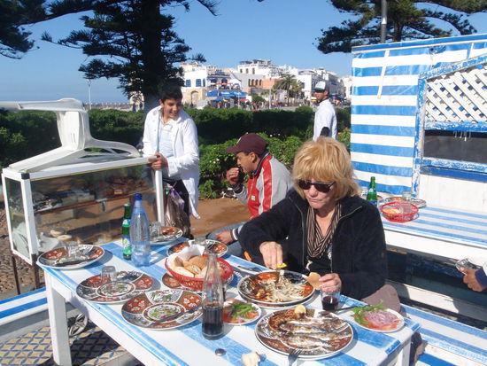 Diesem Angebot können auch wir nicht widerstehen, wir suchen uns die Häppchen aus, diese werden frisch gegrillt.