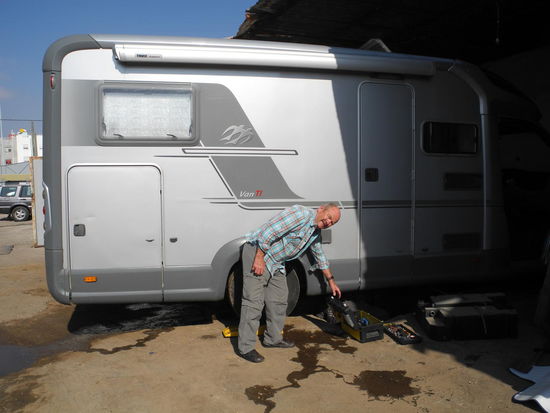 Die Grube in der Nachbarwerkstätte ist gerade frei und Silikon wird besorgt.