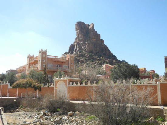 Am Ortseingang begrüßt uns der "Napoleonshut" hier ist Fantasie gefragt!