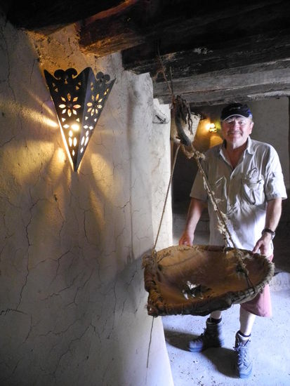 Es gibt noch viele Utensilien von damals, hier eine Kinderwiege.