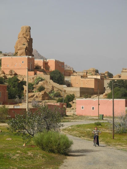 Das sind die neuen, modernen Berberhäuser. Diese werden zum Teil als Ferienhäuser genutzt.