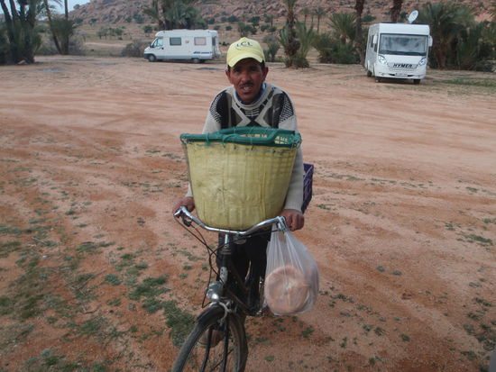 Am Morgen kommt der Bäcker mit frischem Brot.