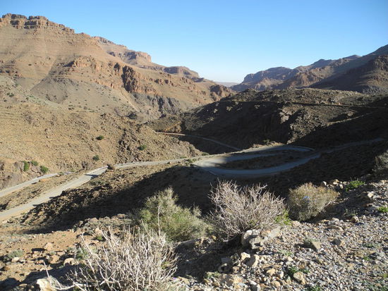 Heute fahren wir ins Valle de Mansour, die Anfahrt geht über viele Kehren und führt uns in eine tolle Oase.