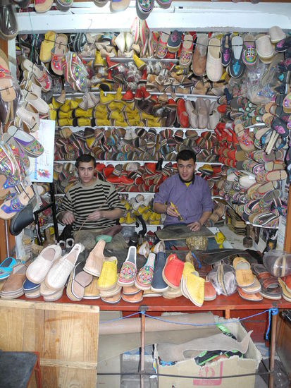 Am Abend bekommt Gerhard noch handgefertigte Schuhe!