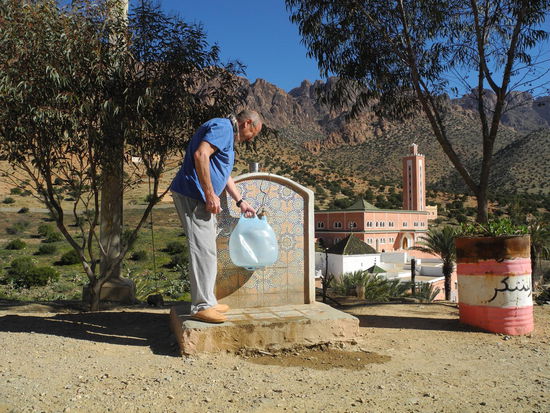 Wasser auffüllen an einem öffentlichen Brunnen ist immer wichtig! Hier holen auch die "Einheimischen" ihr Wasser!