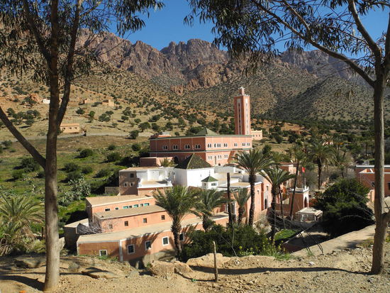 In jedem Dorf gibt es prachtvolle Moscheen, hier gleich mit einer Schule!