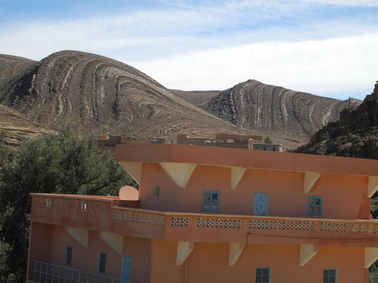 Die Felsenstruktur sieht aus wie mit einem Kamm durchzogen.