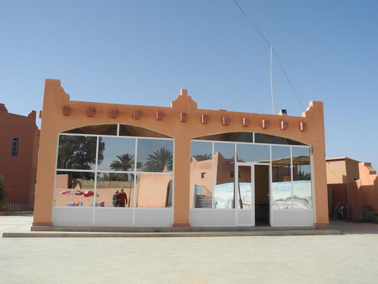 Das moderne Restaurant am Schwimmbad hat uns gut gefallen, am Abend ist hier Treffpunkt für die Jugend, denn hier gibt`s WIFI