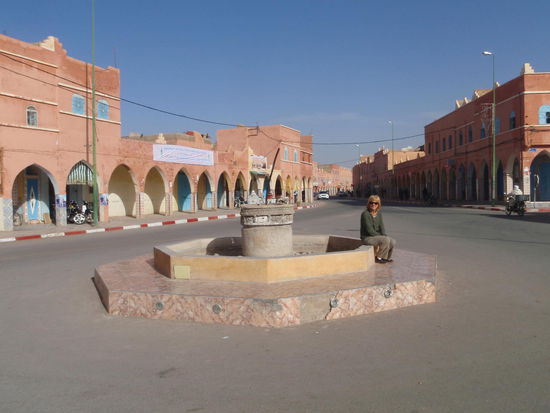 Die rosafarbenen Häuser mit mit den arkadengesäumten Geschäften sind typisch für den Süden Marokkos. Gewohnt wird in der ersten Etage,wenn vorhanden.