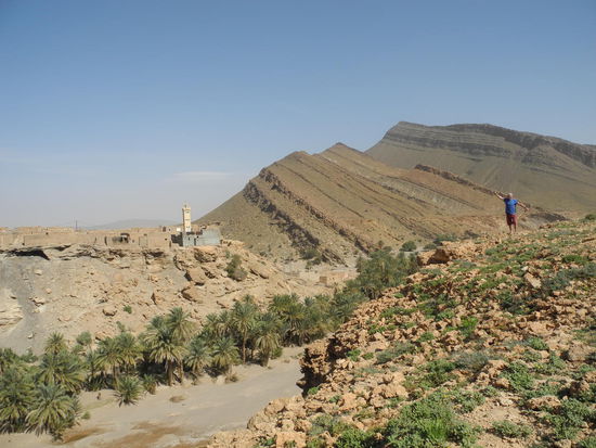 Die Dörfer wurden oft an sicheren Stellen gebaut, wie hier oberhalb des Flussbettes. In jedem Falle sicher gegen Angreifer, jedoch nicht gegen Hochwasser, hier sind schon einige Gebäude abgebröckelt.