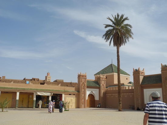 In diesem Gebäude befinden sich die Gräber von sieben heiligen Männern und einer heiligen Frau.