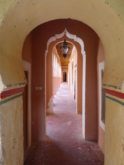 Der Eingang mit vielen Torbögen, von hier gelangt man in die Zimmer.