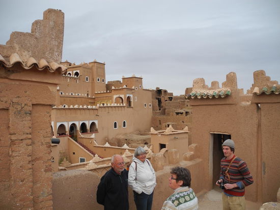 Auf dem Dach der Kasbah, der linke Teil davon ist bewohnt.