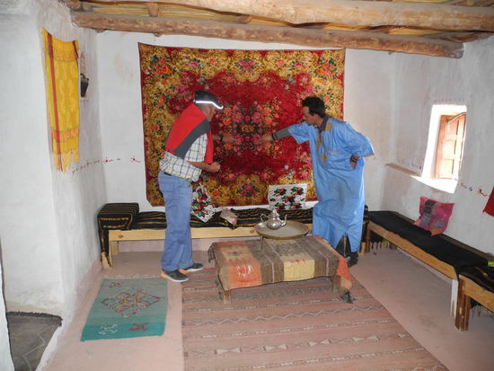 Er zeigt uns sein Geburtshaus und erzählt, dass sein Großvater noch mit den Karawanen unterwegs war und fast 100 Jahre alt wurde. Mit dem Kamel dauerte es zwei Monate von der Sahara nach Marrakesch.