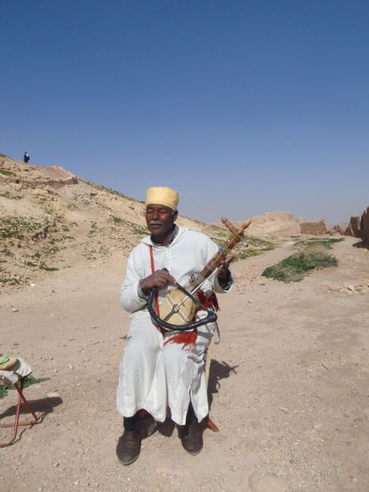 Ein freundlicher Berber verabschiedet uns mit einem Ständchen.
