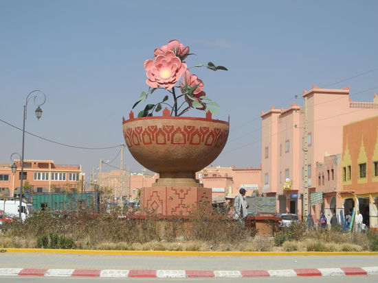 Bei M`Gouna  geht´s ab ins Vallee des Roses! In dieser Gegend wird Rosenwasser hergestellt!