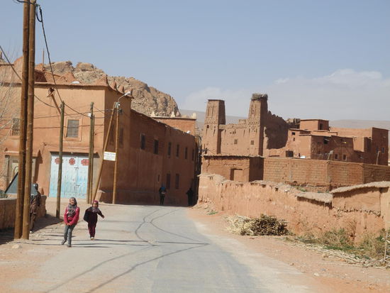 Wir fahren an schönen Kasbahs vorbei!