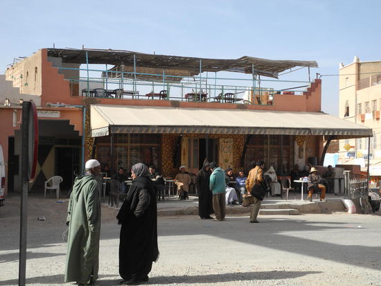Während die Männer im Cafe sitzen und wichtige Themen besprechen!