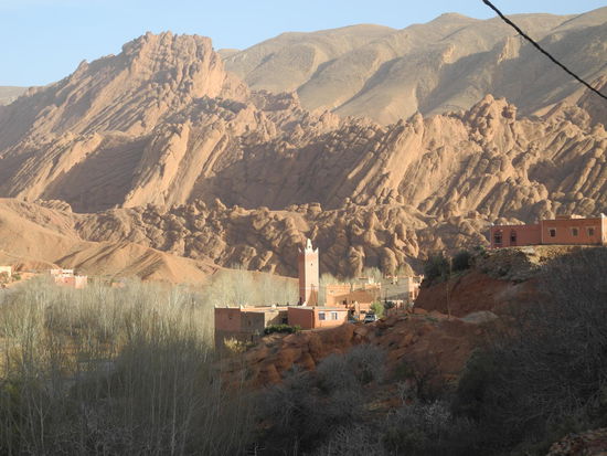 Dorf und Felsformationen in der Dades Schlucht.