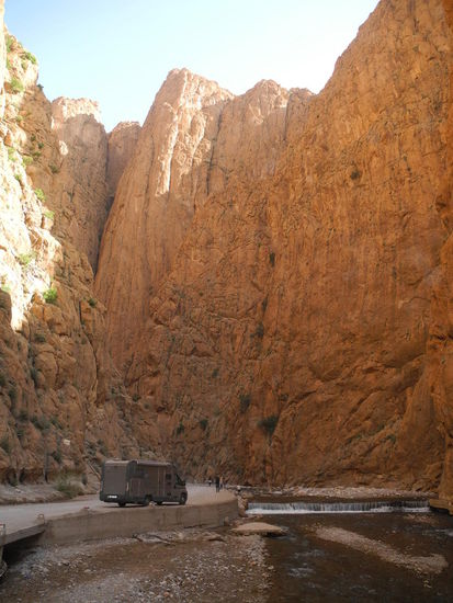 Die Felsen ragen hier fast 300 Meter senkrecht nach oben!