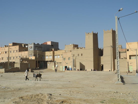 In der Mitte der Eingang zum Dorf.