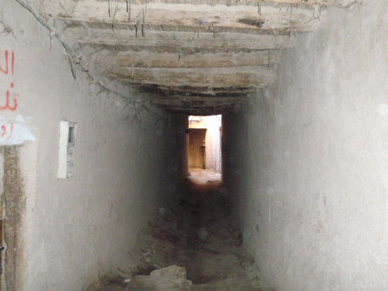 Die Tiere leben im unteren Bereich und die Menschen darüber.