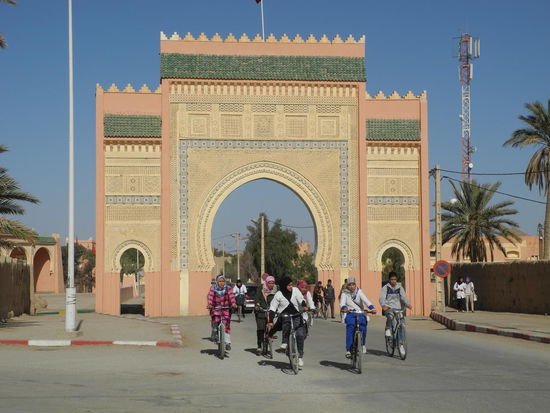 Der Triumpfbogen von Hassan II in Rissani steht am Eingang zur Stadt, wo zweimal pro Woche ein Eselsmarkt stattfindet.