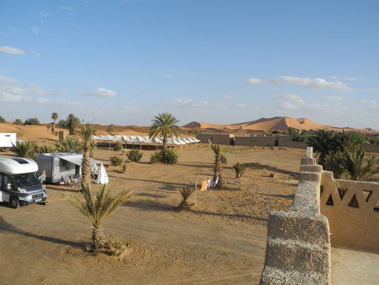 Zufällig finden wir den Camping Rose de Sable. Hier gefällt es uns, ganz ohne Mauern und mit Blick zur Düne!