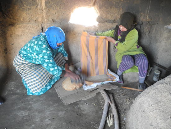 Das frische Brot schmeckt köstlich!