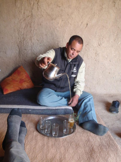 Jedes Essen beginnt mit einer Tee Zeremonie, unser Guide zeigt uns das Ritual.