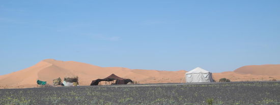 Einige Berber haben das Nomaden Leben aufgegeben und sind sesshaft geworden. Sie leben vom Tourismus und bewirten uns.