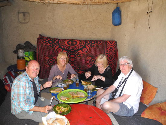 Das Essen ist lecker, es gibt marokkanischen Salat und Berberpizza und wird im Wohn-Schlafraum serviert!